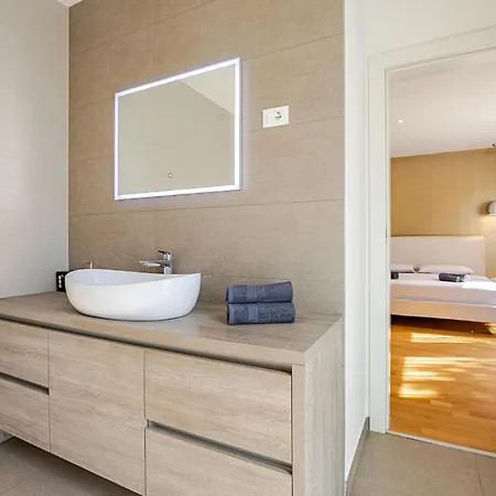 בית אירוח Modern House With Big Garden And Pool
