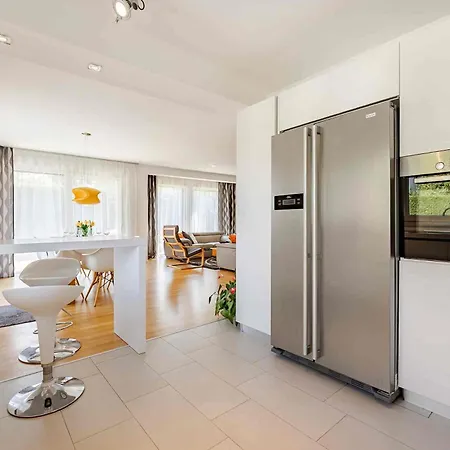 Modern House With Big Garden And Pool * פולה