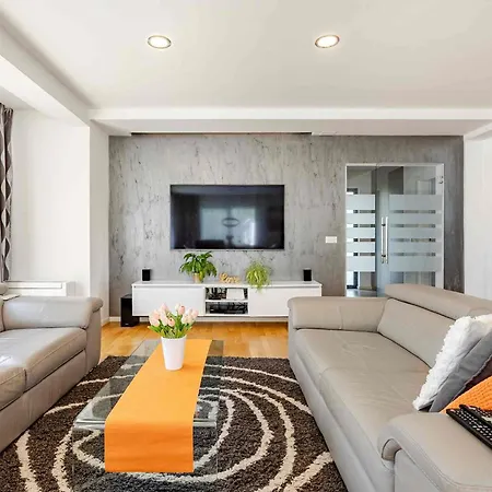 Modern House With Big Garden And Pool פולה