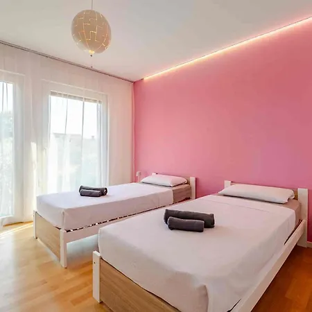 בית אירוח Modern House With Big Garden And Pool *