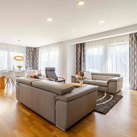 בית אירוח Modern House With Big Garden And Pool