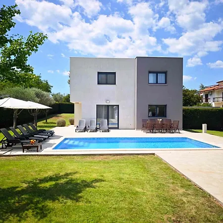 Modern House With Big Garden And Pool בית אירוח *