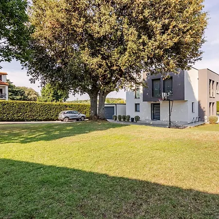 Modern House With Big Garden And Pool פולה